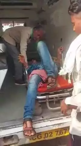 कवर्धा: मैनपुरी छाटाझा के पास तेज रफ्तार फोर व्हीलर कार ने बाइक सवार दो लोगों को मारी टक्कर, दोनों गंभीर रूप से घायल