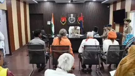 ललितपुर: पुलिस अधीक्षक द्वारा की गई जनसुनवाई में लोगों की समस्याएं सुनी गईं, निस्तारण के लिए दिए गए आदेश