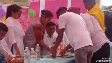 प्रखंड के खरोंध तुरिया टोला में केक वितरण व सैकड़ो लोगो को भोजन कराकर राजद समर्थको ने लालू प्रसाद का मनाया 78वन जन्म दिन।