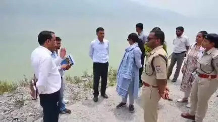 टिहरी: जिलाधिकारी निकिता खंडेलवाल ने कोटी कॉलोनी में टिहरी झील में फ्लाई बोर्ड गतिविधियों का उद्घाटन किया