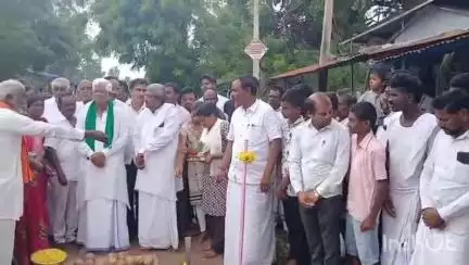 ಸಿಂಧನೂರು: ಕೆ ಬಸಾಪುರ ಗ್ರಾಮದಲ್ಲಿ ರಸ್ತೆ ಅಭಿವೃದ್ಧಿ,ಡಾಂಬರೀಕರಣಕ್ಕೆ ಶಾಸಕ ಹಂಪನಗೌಡ ಬಾದರ್ಲಿ ಭೂಮಿ ಪೂಜೆ
