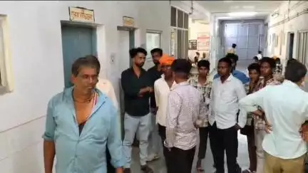 डूंगरपुर: जिले के रामसागड़ा थाना क्षेत्र के विरपुर गांव में बुधवार को बाइक और साइकिल की टक्कर में चार लोग गंभीर रूप से घायल