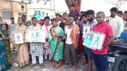 बेरमो: शारदा कॉलोनी में न्याय के लिए गुहार लगाती माँ, कहा- गरीब का बेटा होने के कारण प्रशासन नहीं कर रही जाँच