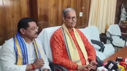 ବଲାଙ୍ଗୀର: ଡିଏଫଓ ସମ୍ମିଳନୀ କକ୍ଷଠାରେ ସରକାରଙ୍କ ଏକ ବର୍ଷ ପୂର୍ତ୍ତି କାର୍ଯ୍ୟକ୍ରମ ଓ କୃଷକ ଶକ୍ତି ସମାବେଶରେ ପ୍ରତିକ୍ରିୟା ରଖିଲେ ଉପ ମୂଖ୍ୟ ମାନ୍ତ୍ରୀ