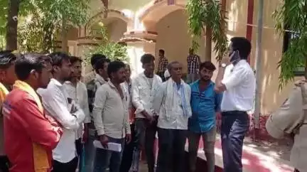 वरला: दबंगों की दबंगई से परेशान गांव वाले सैंधवा एस.डी.एम. की शरण में पहुंचे, लगाई गुहार