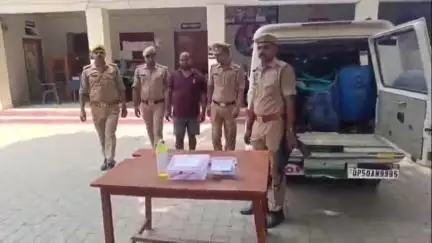 घोसी: अवैध डीजल का कारोबार करने वाले एक व्यक्ति को गिरफ्तार किया गया, घोसी पुलिस ने 80 लीटर डीजल समेत कई सामान किया बरामद