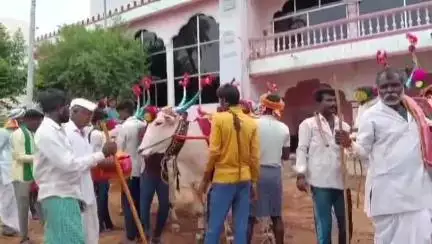 ಶೋರಾಪುರ: ನಗರದ ಸುರಪುರ ಸಂಸ್ಥಾನದ ಅರಮನೆಯಲ್ಲಿ ಅದ್ದೂರಿಯಾಗಿ ಕಾರ ಹುಣ್ಣಿಮೆ ಆಚರಣೆ, ಸಂಸ್ಥಾನದಿಂದ ರೈತರಿಗೆ ಸನ್ಮಾನ