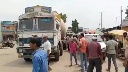 डभरा के थाना चौक के पास कैप्सूल वाहन की चपेट में आई स्कूटी सवार महिला, महिला के पैर में आई गंभीर चोट