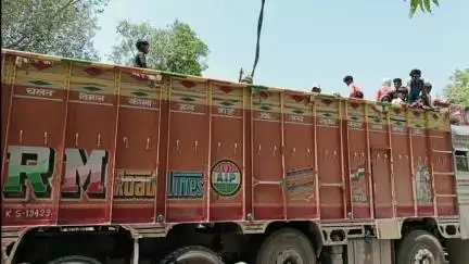ओबरा: डाला में अवैध यात्री परिवहन करने पर यात्रियों से भरे ट्रक और मैजिक वाहन किया गया सीज