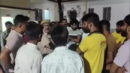 आबू रोड: आबूरोड के तहलेटी हरि दर्शन कॉलोनी के पास एक खेत से चोरों ने की भैंस चोरी, पशुपालकों ने पिकअप में ले जाते भैंसों को दबोचा