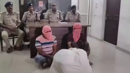 ಶ್ರೀರಂಗಪಟ್ಟಣ: ಪಟ್ಟಣದಲ್ಲಿ ಅಕ್ರಮವಾಗಿ ಗಾಂಜಾ ಸಾಗಿಸುತ್ತಿದ್ದ ಇಬ್ಬರು ಆರೋಪಿಗಳ ಬಂಧನ