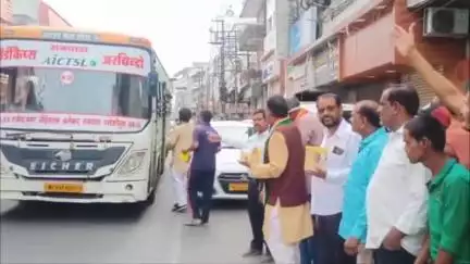 मल्हारगंज: इंदौर में कांग्रेसियों ने मनाया 'फेकू दिवस', पीएम मोदी का मुखौटा लगाकर बांटी मिठाई