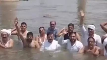 हरदा: सरकार की अर्थी निकालने के बाद कांग्रेसी नर्मदा नदी में उतरे, मूंग खरीदी को लेकर नदी में बैठकर किया विरोध