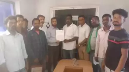 आदित्यपुर गम्हरिया: ठेकाकर्मी मजदूरों के साथ TGS गेट पहुंचे JMM प्रखंड अध्यक्ष ने बिना सूचना दिए काम से हटाए जाने पर जताया विरोध