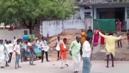 ಶೋರಾಪುರ: ಕಾರ ಹುಣ್ಣಿಮೆ, ನಗರದ ಕುಂಬಾರಪೇಟ ಅಗಸಿಯಿಂದ ಸುರಪುರ ಸಂಸ್ಥಾನದ ಅರಮನೆವರೆಗೂ ಎತ್ತುಗಳ ಮೆರವಣಿಗೆ