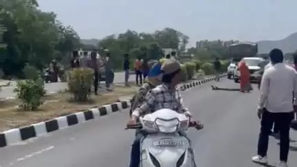 बड़गांव: सूखेर थाना क्षेत्र के हाइवे पर डंपर ने कार को मारी टक्कर, गाड़ी के पास खड़े उप सरपंच पति की हुई मौत व एक हुआ गंभीर घायल