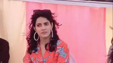 बुहाना: राजस्थानी फिल्म ठेकेदारी द ब्लड पेपर्स में मुख्य भूमिका निभाने वाली दीक्षा मान का सिंघाना में हुआ जोरदार सम्मान