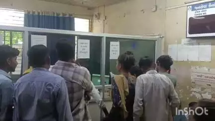 ઘોઘંબા: શહેરની મામલતદાર કચેરી ખાતે જનસેવા કેન્દ્રમાં જાતિના પ્રમાણપત્ર કઢાવવા માટે અરજદારોની ભારે ભીડ જોવા મળી#jansamasya