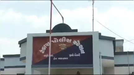 ટંકારા: શહેરમાં જાહેરમાં જુગાર રમતા ત્રણ ઈસમો ઝડપાયાં