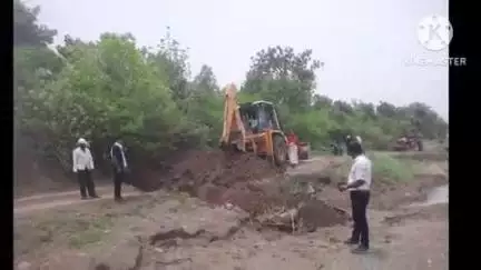 समुद्रपूर: मेनखात वाळू घाटावरील अवैध वाळू वाहतुकी विरोधात महसूल विभाग ॲक्शन मोडवर: जेसीबीने नाली खोदून रस्ता केला बंद