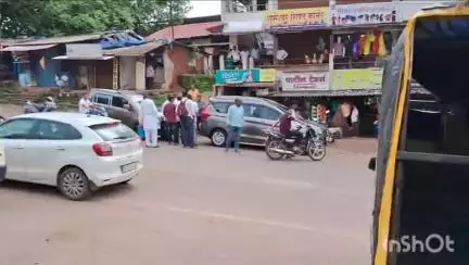 दोडामार्ग: शहरातील श्रीराम सुपर मार्केट समोर उभ्या थांबलेल्या चारचाकी वाहनाला मागून दुसऱ्या चारचाकी वाहनाची धडक, कोणीही जखमी नाही