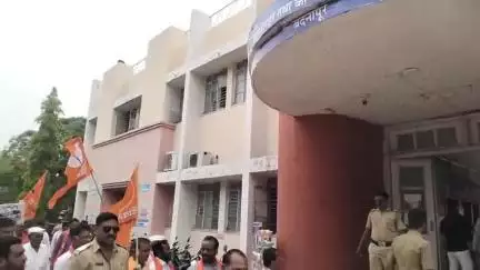 बदनापूर: तहसील कार्यालयावर माजी आमदार संतोष साबरे यांच्या प्रमुख उपस्थितीत 'क्या हुआ तेरा वादा' या अंतर्गत करण्यात आले आंदोलन