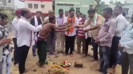 ଛତ୍ରପୁର: ବିଜିପୁର କାଳୀ ମନ୍ଦିର ନିକଟରେ କଳିଙ୍ଗ ଯାଦବ ସଂଘର କମ୍ୟୁନିଟି ହଲ ପାଇଁ ଭିତ୍ତିପ୍ରସ୍ତର ସ୍ଥାପନ କଲେ ବ୍ରହ୍ମପୁର ବିଧାୟକ