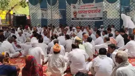 सूरतगढ़: MLA डूंगरराम गेदर ने कांग्रेस कार्यकर्ताओं के साथ उपखंड कार्यालय के आगे बिजली-पानी और सफाई की समस्या पर दिया धरना