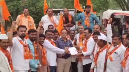 खुलताबाद: महायुती सरकारवर फसव्या आश्वासनांचा आरोप करत तहसील कार्यालयात धडकला शिवसेना ठाकरे गटाचा भव्य ट्रॅक्टर मोर्चा