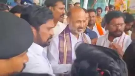 రేణిగుంట విమానాశ్రయం చేరుకున్న కేంద్ర హోం శాఖ సహాయ మంత్రి బండి సంజయ్, స్వాగతం పలికిన BJP రాష్ట్ర కార్యదర్శి కోలా ఆనంద్