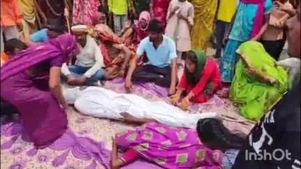 व्यक्ति की हत्या के बाद हीरापुर कौड़िया ग्राम में ग्रामीणों ने किया चक्का जाम