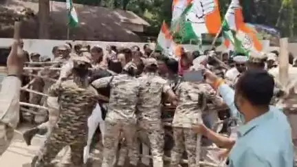 कोंडागांव: युक्तियुक्तकरण नीति के विरोध में कांग्रेस ने कोंडागांव बीईओ कार्यालय का किया घेराव, राज्यपाल के नाम सौंपा ज्ञापन