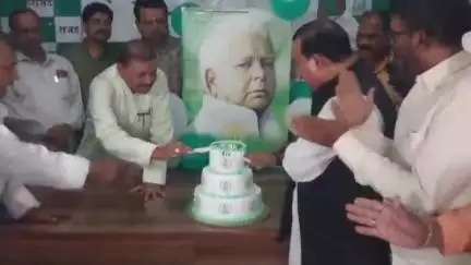 कांके: अरगोड़ा स्थित आरजेडी कार्यालय में लालू यादव का जन्मदिन धूमधाम से मनाया गया, 78 पाउंड का केक काटा गया