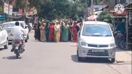 गौरीगंज: पुलिस की कार्रवाई से नाराज़ सैकड़ों महिलाएं लाठी-डंडे लेकर पहुंचीं एसपी ऑफिस, जमकर की नारेबाजी