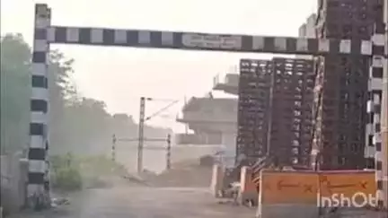 गोला गोकरणनाथ: गोला, फरधान रेलवे क्रासिंग पर सेतु निर्माण कार्य के चलते 30 जून की मध्यरात्रि तक आवागमन बंद, 12 जून को प्रातः 08:00 बजे से होगा बंद