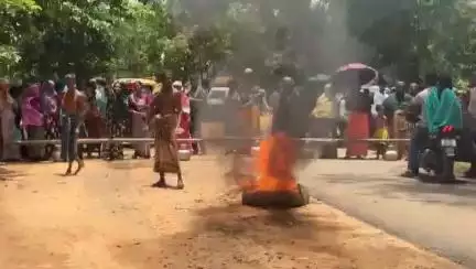 সোনামুড়া: এক মাস ধরে বিদ্যুৎ,পানীয় জল থেকে বঞ্চিত ফকিরাদোলার জনগণ,প্রতিবাদে সড়ক অবরোধ #jansamasya