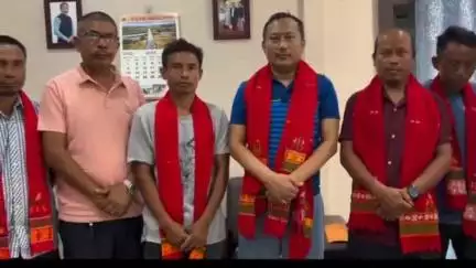 ডিফু: ডলামৰাৰ কেইবাগৰাকী বিশিষ্ট কংগ্ৰেছৰ ডিফুত কাকৰ ইএম ৰিচাৰ্ড টকবীৰ বাসগৃহত উপস্থিত বিজেপিত যোগদান