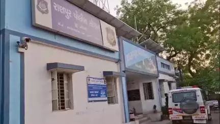 ખસ ગામની સીમમાં સ્ટેટ મોનિટરિંગ સેલ(SMC)ના જુગારધામ ઉપર દરોડો:7 લાખ 49 હજાર ના મુદ્દામાલ સાથે 10 ઈસમો ઝડપાયા