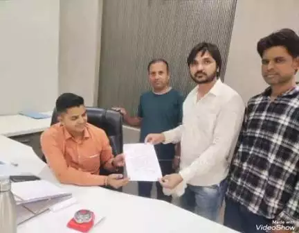 मकराना: वार्ड में पेच वर्क कार्य करवाने के लिए नगर परिषद के सहायक अभियंता को सौंपा ज्ञापन