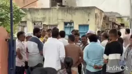 जळगाव: अतिक्रमण कारवाईच्या नावाखाली महापालिका कर्मचाऱ्यांची मुजोरी: हातगाडीवरील भाजीपाला विक्रेत्या पिता-पुत्राला बेदम मारहाण*