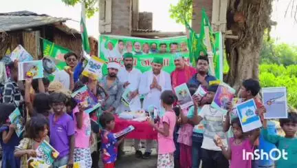 जमालपुर: राजद अध्यक्ष लालू यादव का जन्मदिन महादलित परिवारों के बीच मनाया गया, कॉपी, स्लेट व पेंसिल का वितरण