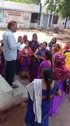 आशा कार्यकर्ताओं का 5 माह से वेतन नहीं मिला इसके लिए आशाओं को परेशानी का सामना करना पड़ रहा है पिपरिया ब्लॉक