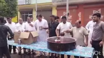 बेहट: बेहट विधायक और इंस्पेक्टर ने भीषण गर्मी से बचाव के लिए आनंद बाग के पास राहगीरों को पिलाया शरबत