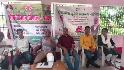 कुटुंबा: रसलपुर गांव में किसान चौपाल लगाकर दी गई उन्नत कृषि पद्धति की जानकारी, पशुपालन के सुझाव भी दिए गए