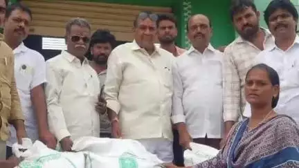 పరిగిలో వేరుశనగ కాయల పంపిణీ