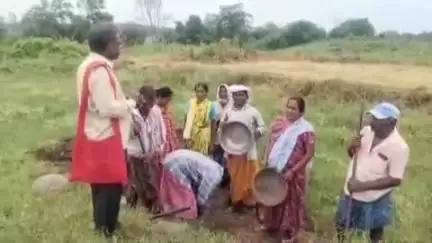 బూర్గంపహాడ్: ఉపాధి దొరకక తల్లడిల్లుతున్న కార్మికులు ఉపాధి కార్మికులను సందర్శించిన వ్యవసాయ కార్మిక సంఘం జిల్లా ఉపాధ్యక్షులు బత్తుల
