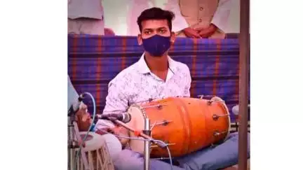 गुण्डरदेही: चिचलगोंदी में दो बाइक सवार युवकों की ई-रिक्शा से टक्कर, एक की मौत और दूसरा घायल, गांव में छाया मातम