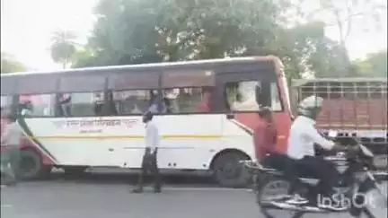 सिविल लाइन चौराहे पर गध्वस्त यातायात व्यवस्था की पाल खोलती हुई तस्वीर आई नजर, वीडियो सोशल मीडिया पर हुआ वायरल