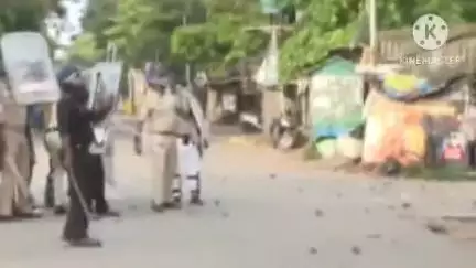 ঠাকুরপুকুর-মহেশতলা: দুটি গোষ্ঠীর মধ্যে গন্ডগোলের জেরে অগ্নিগর্ভ পরিস্থিতি মহেশতলা এলাকায় মোতায়েন বিশাল পুলিশ বাহিনী।