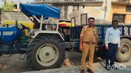 बिधूना: बेला क्षेत्र के भवानीपुर गांव में मिट्टी खनन कर रहे ट्रैक्टर-ट्राली को पकड़कर किया गया सीज